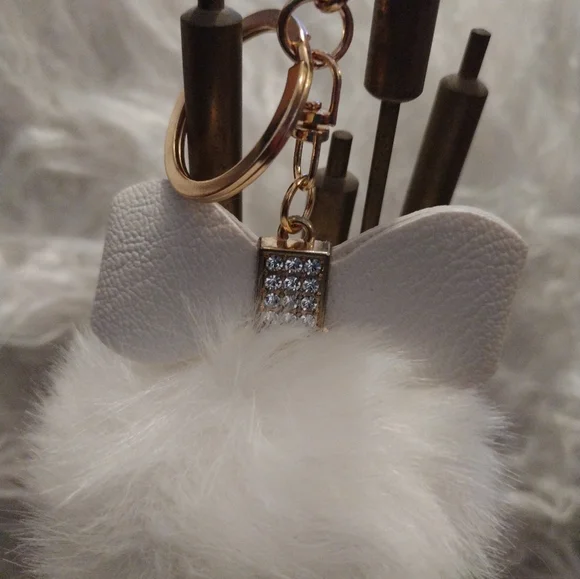 SOLDOUT" NWOT FAUX FUR BALL - Picture 3 of 4